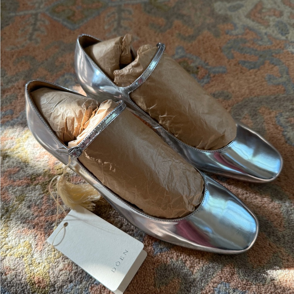 NWT! DÔEN MARY JANE HEEL - SILVER MIRROR US 6